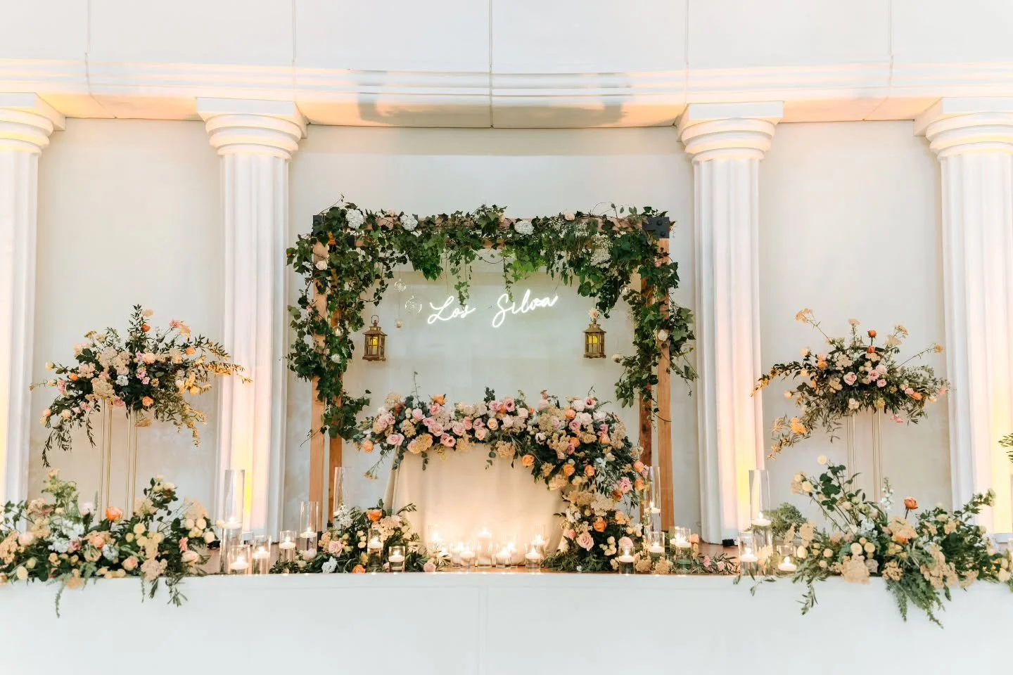 A gorgeous sweetheart table set up, it needed its own post 😍