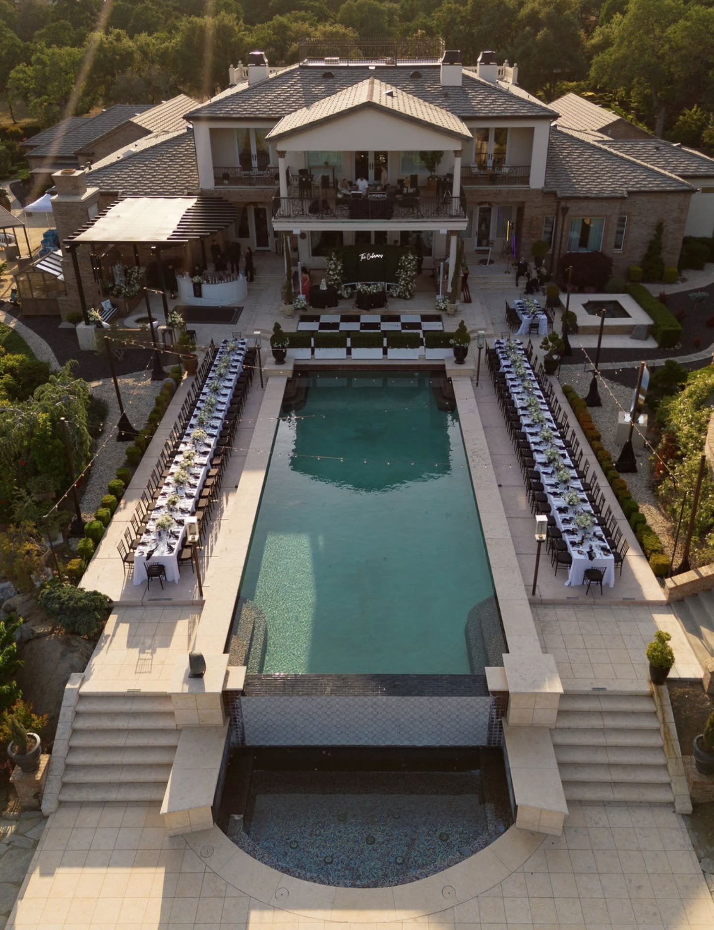 It&rsquo;s all in the details 🤍
From crisp black accents to soft white textures&mdash;every element of Erin &amp; Cole&rsquo;s day was thoughtfully layered in timeless elegance.

📷 @ashbaumgartner