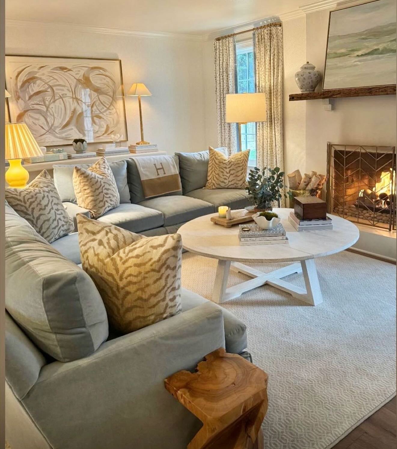 I&rsquo;d love to settle in and sip coffee here on a Saturday morning! 🤍 Although I&rsquo;ve been delighting in painting petite landscapes lately, larger scale abstract landscapes like this one styled by @eh_interiors still have my heart too.