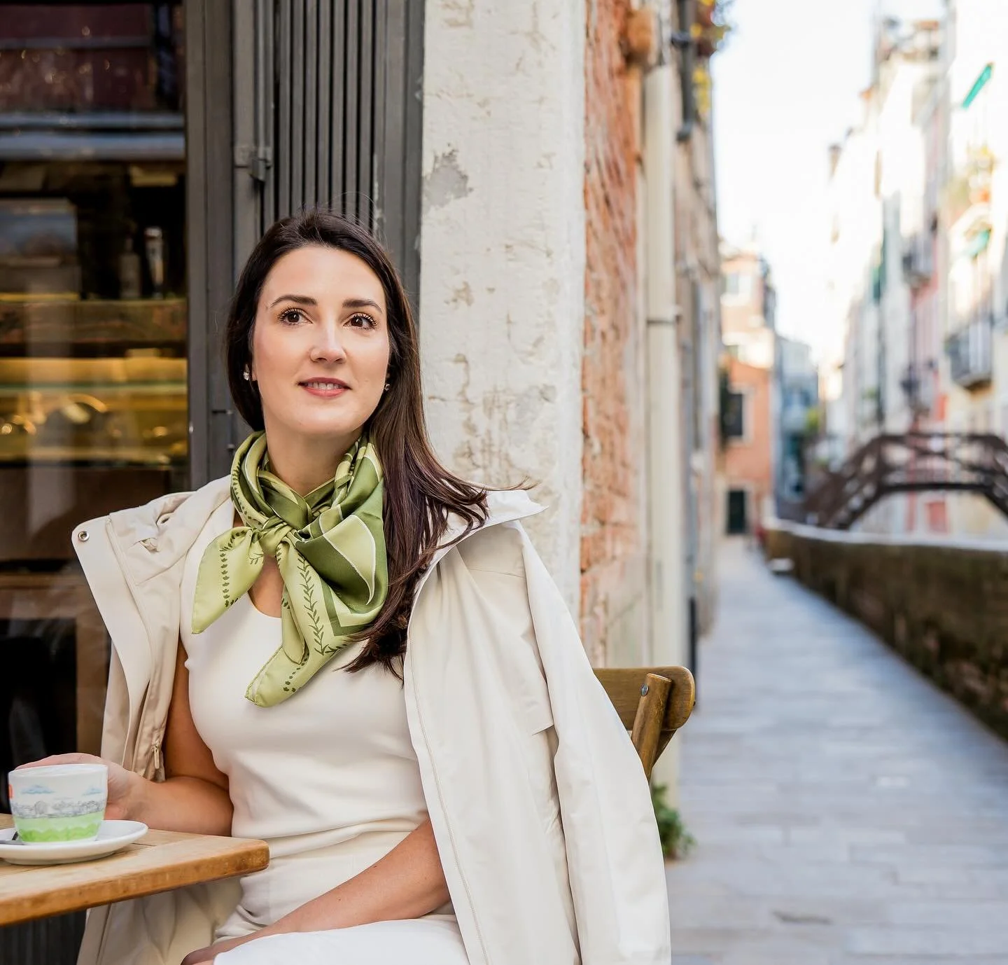 One week ago I was sitting at this precious cafe in Venice with my daughter who enjoyed the most amazing hot chocolate while I sipped my cappuccino. @marta_buso_photography is so lovely and she spent the morning with us strolling around her neighborh