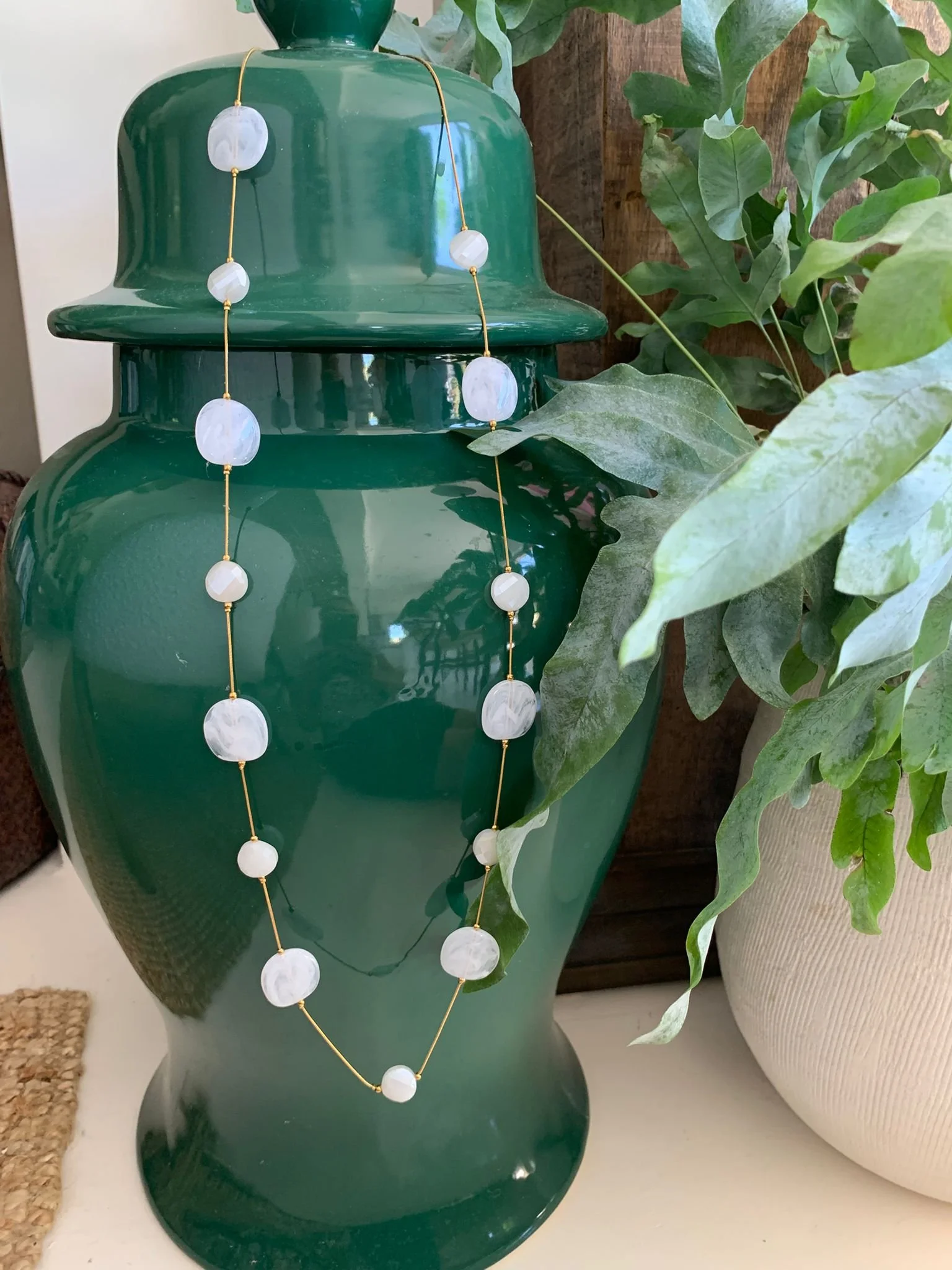 Long disc necklace - white/gold