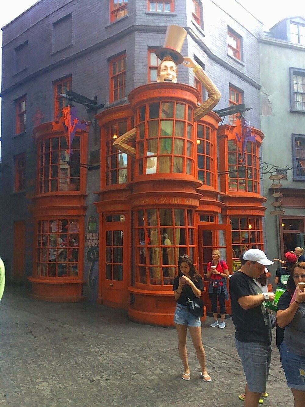Fred and George joke shop; Weasley's Wizard Wheezes - Harry Potter World, Universal Orlando