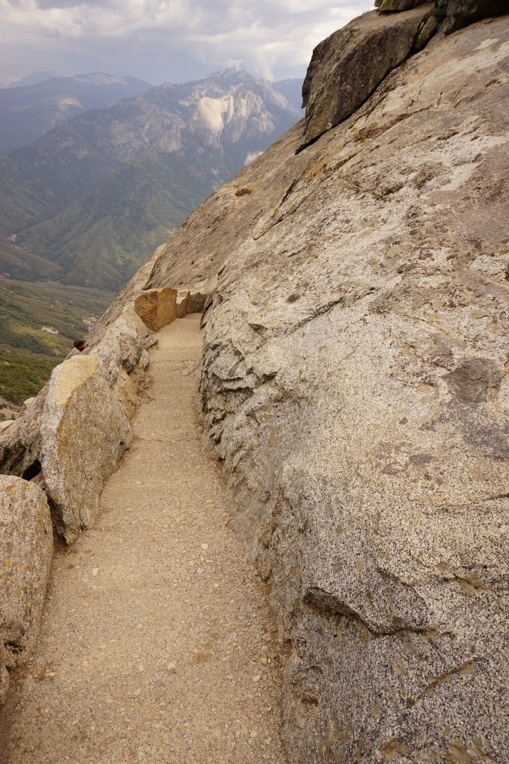 Moro Rock hiking trail - boulder trail - Sequoia National Park