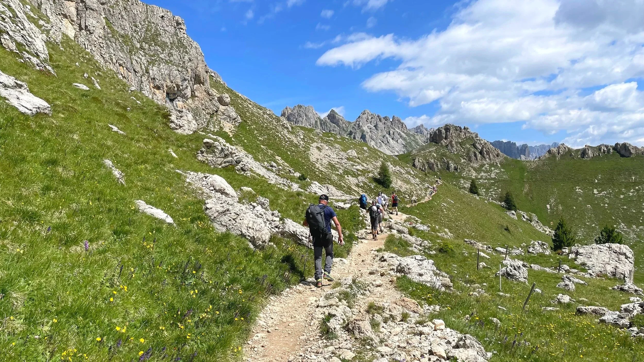How to Navigate Crowded Trails: A 3-Step Guide to Having a Better Hiking Experience