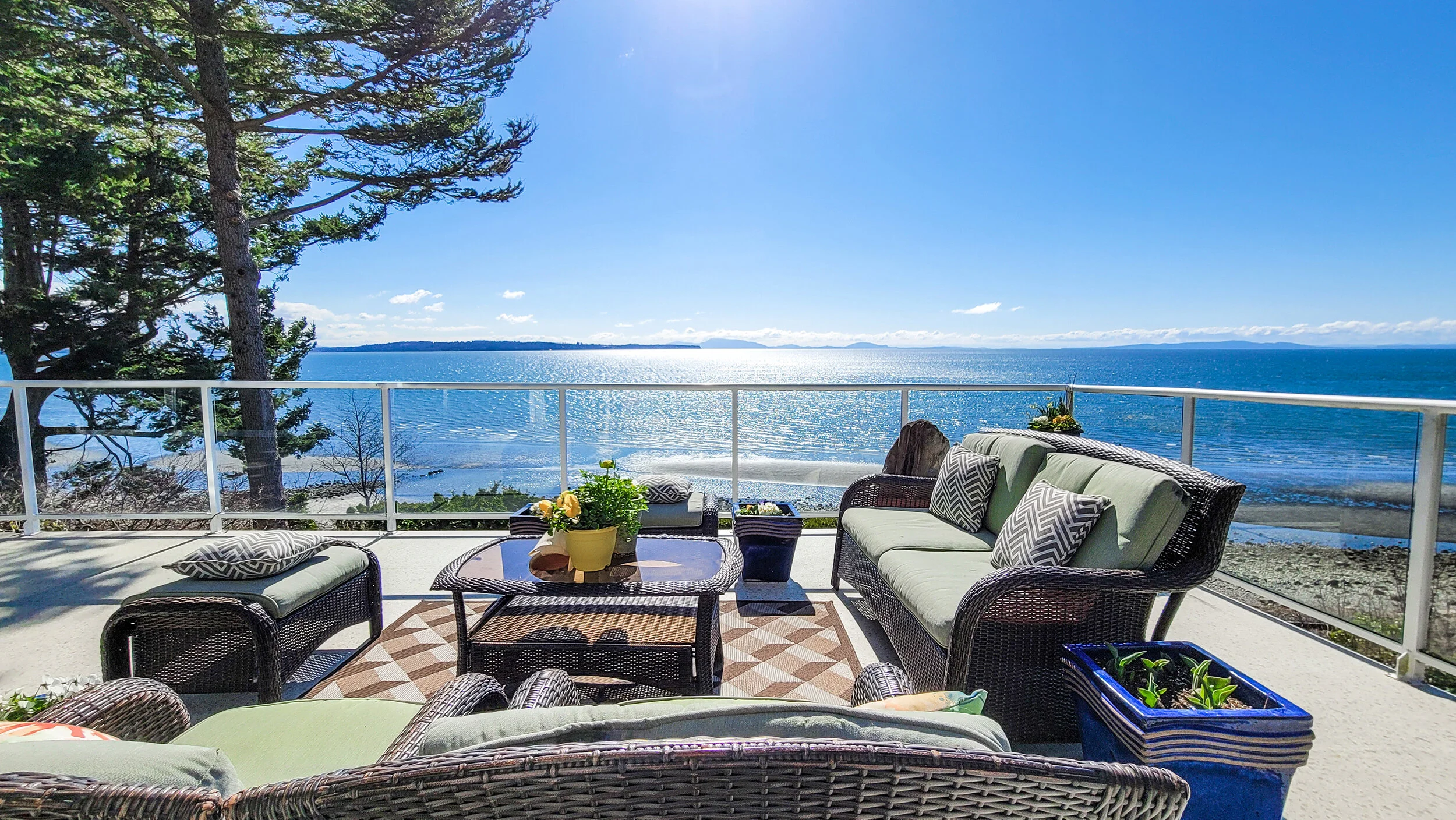 Just Listed: Beautiful Waterfront Property in White Rock with Incredible Ocean Views and Beach Access