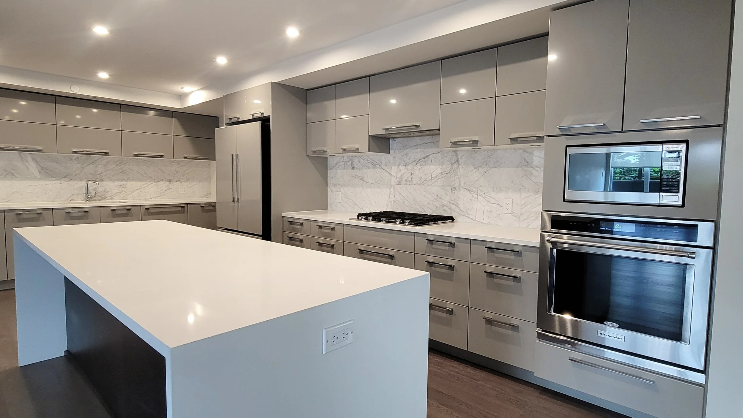 Experience Coastal Elegance with this Luxurious Beachfront Condo in White Rock