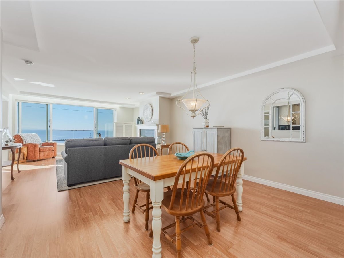 303 15165 Marine Drive photo 7