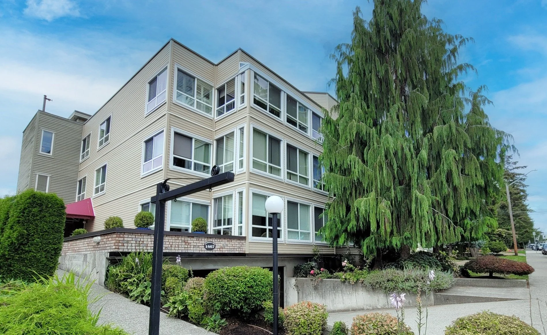 New Listing: Beautiful Oversized Condo in White Rock