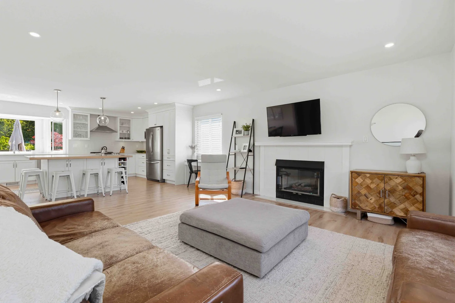 16162 8A Ave photo 3