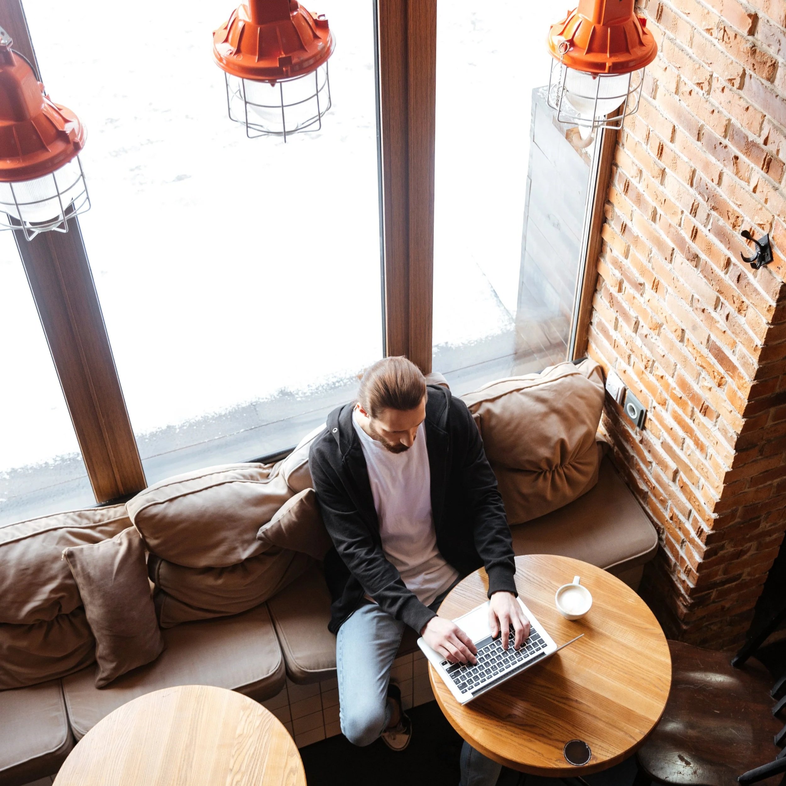 bearded-hipster-using-laptop-cafe.jpg
