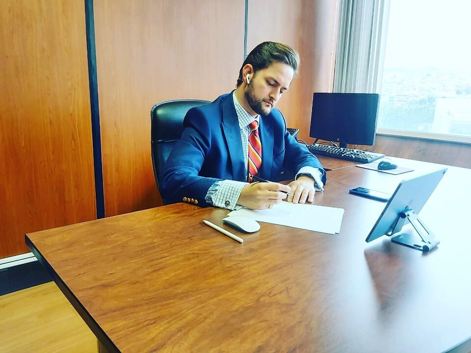 Desde mi despacho en la @asambleaecuador en reuniones virtuales con los gremios nacionales de artesanos y profesores.