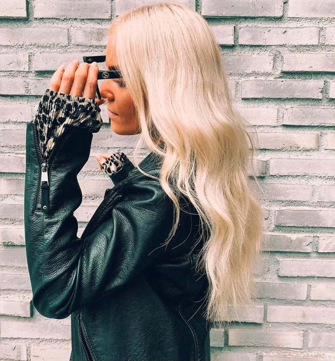 Vaaleat pitkät hiukset – balayage ja hiusten vaalennus Parturi-kampaamo Hair Design Helsingissä.