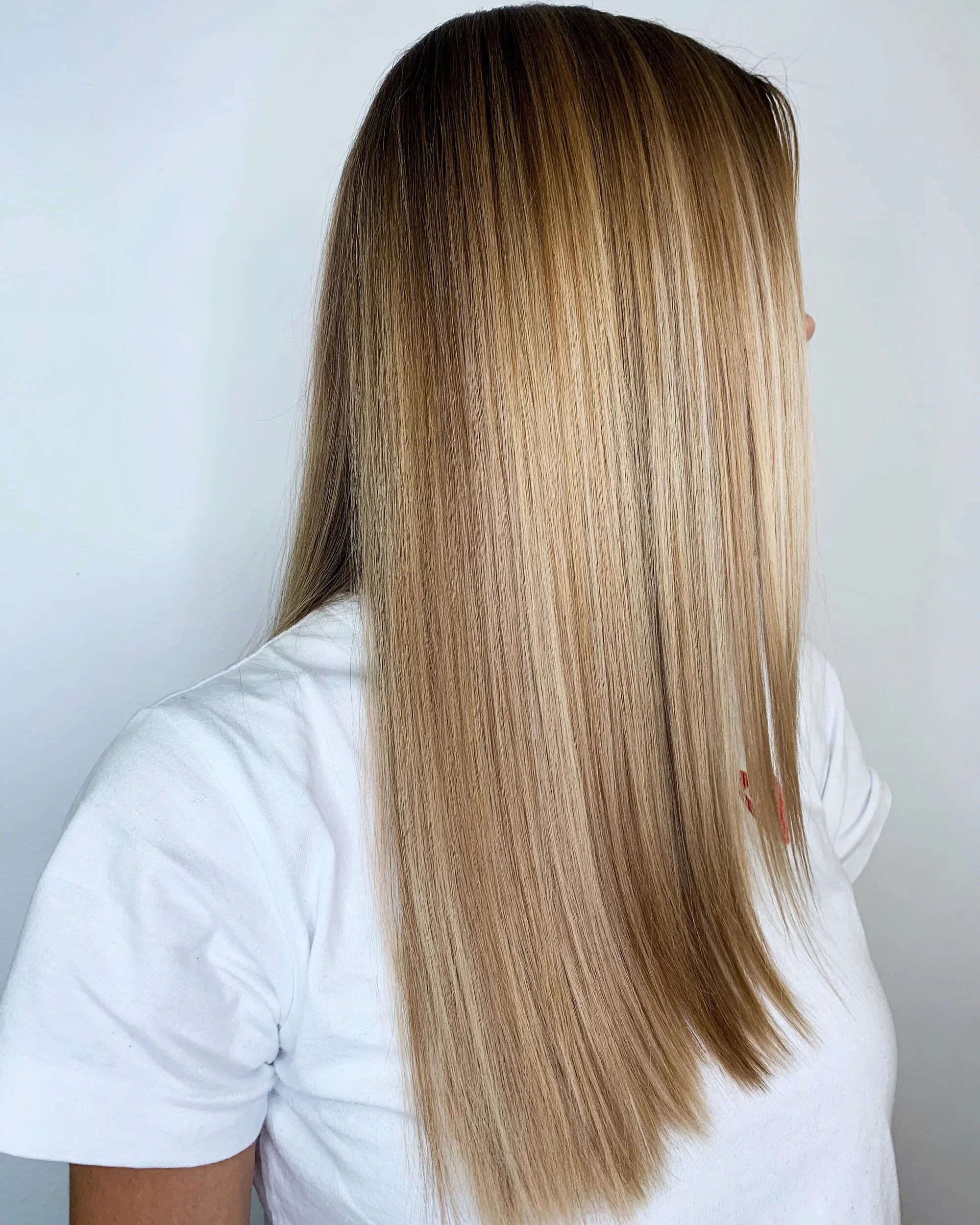 Hiusten luonnollinen värjäys balayage tekniikalla Hair Design Helsinki kampaamossa