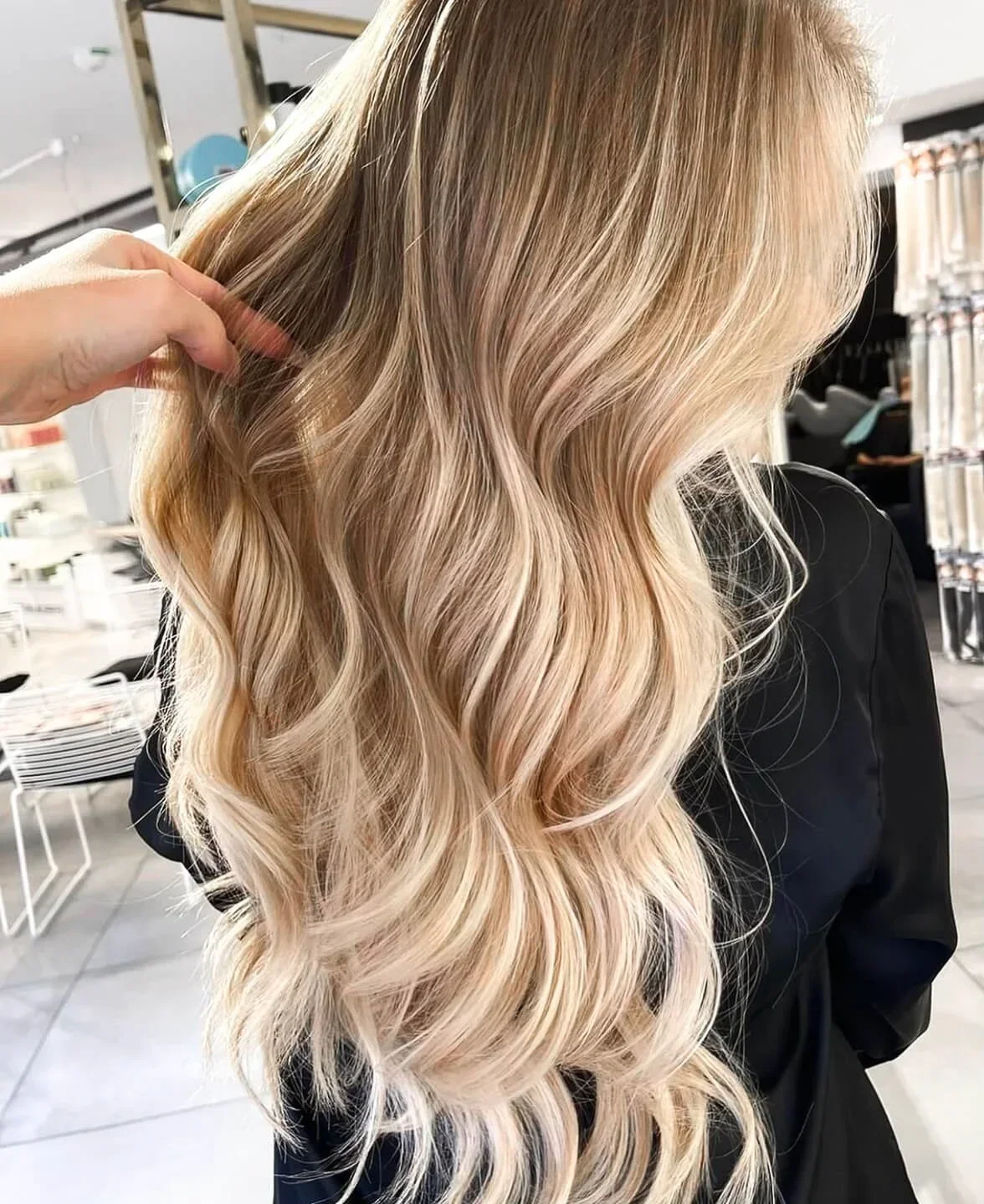 Vaaleat raidat ja hiusten raidoitus – luonnollinen lopputulos Parturi-kampaamo Helsingissä.