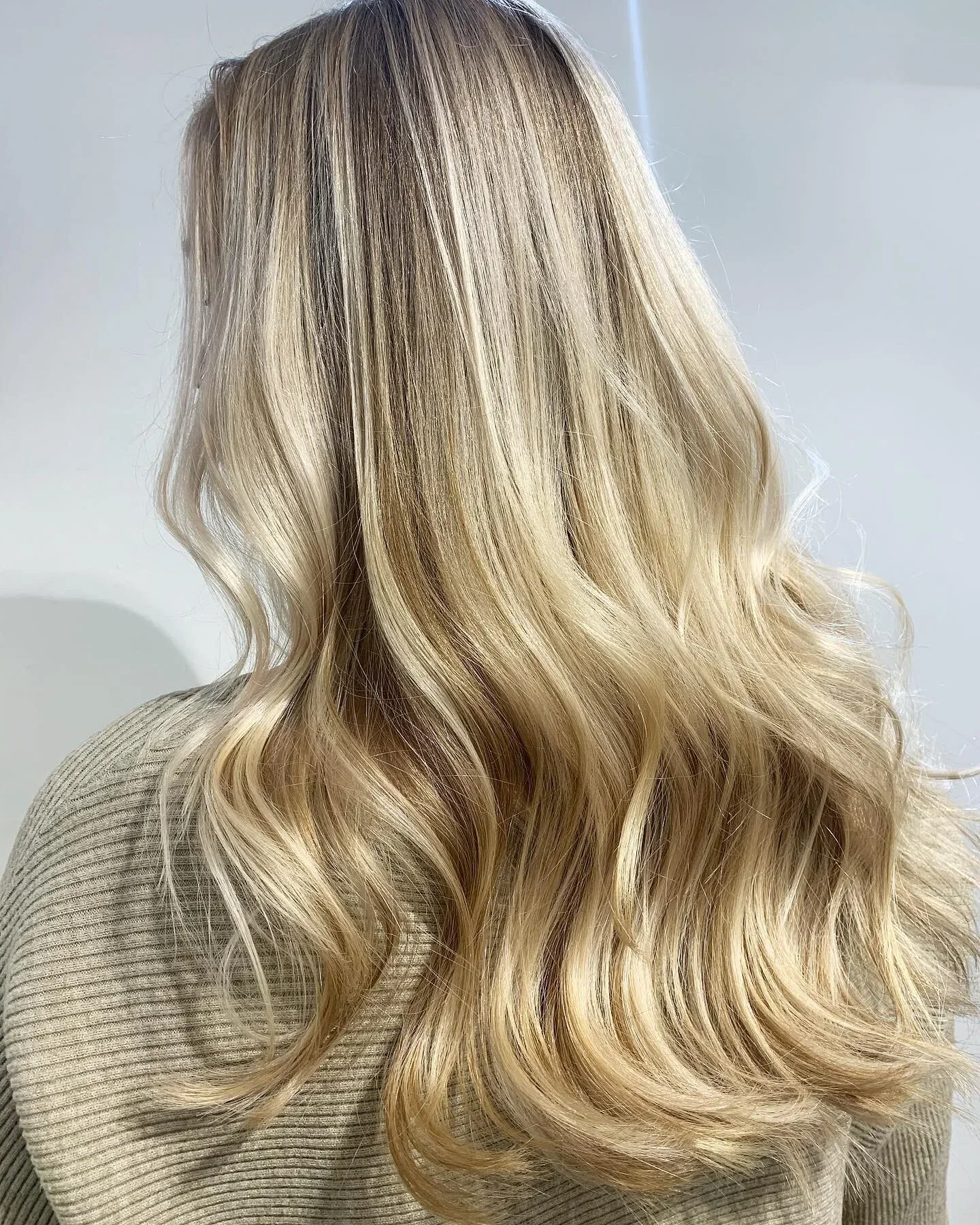 Hiusten luonnollinen värjäys kampaamossa Helsingin Punavuoressa