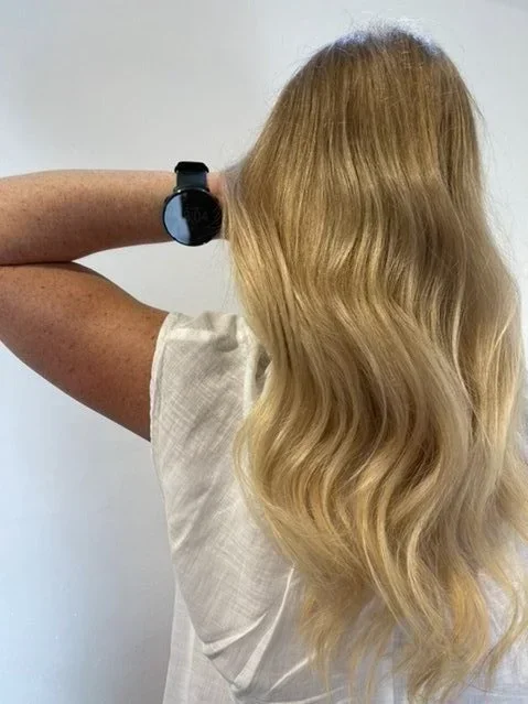 Luonnollisen näköiset hiustenpidennykset vaaleisiin pitkiin hiuksiin Helsingissä