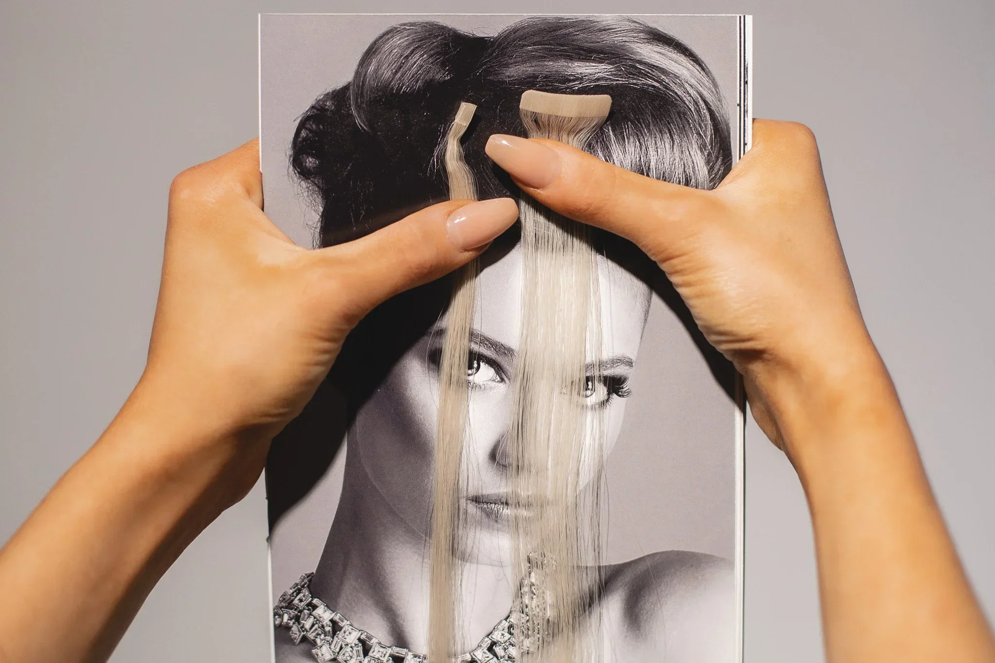 Hiustenpidennysten asennus teippitekniikalla Hair Design Helsingissä