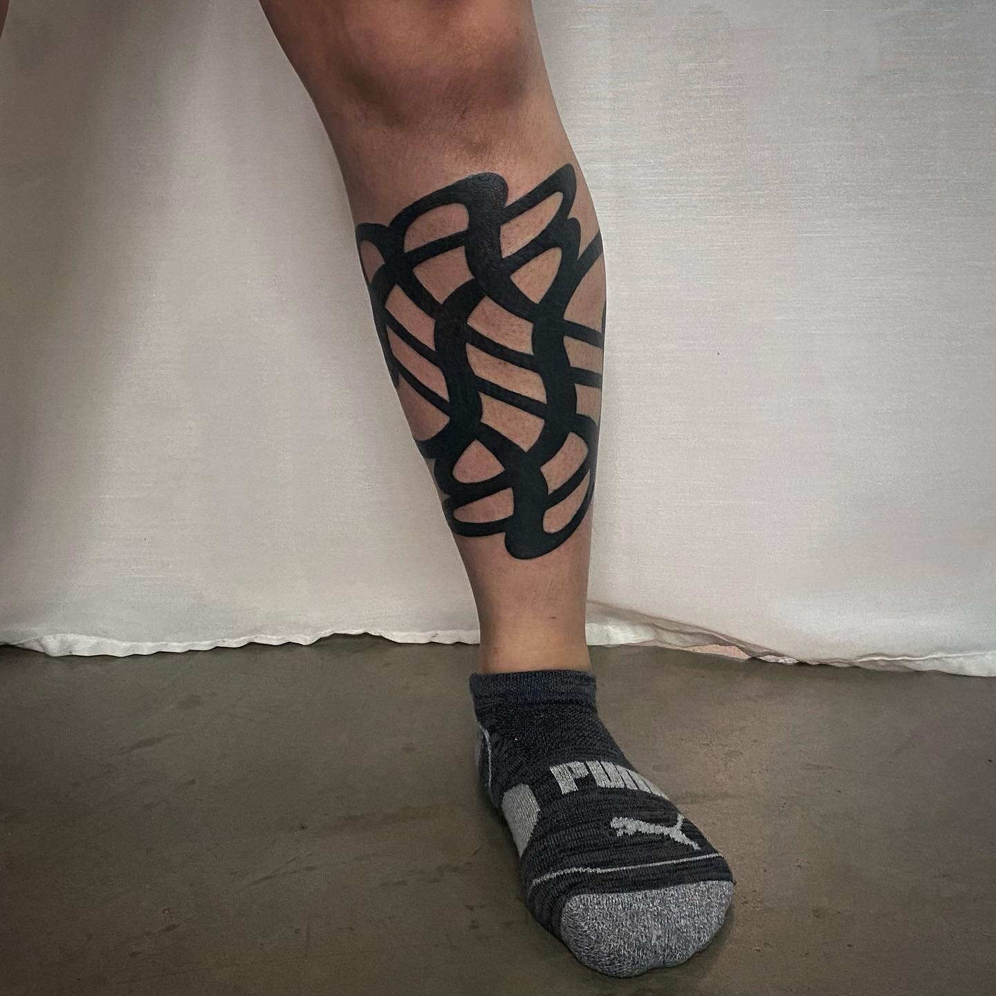 Big wrappy warpy knot for S! Thank you for your trust with this piece and for sitting so tuff 🫡 I love this tattoo so dang much 😤❤️&zwj;🔥

Swipe to see more angles, a twirly video, a weird fleshy photo stitch of the entire design! Last slide has s