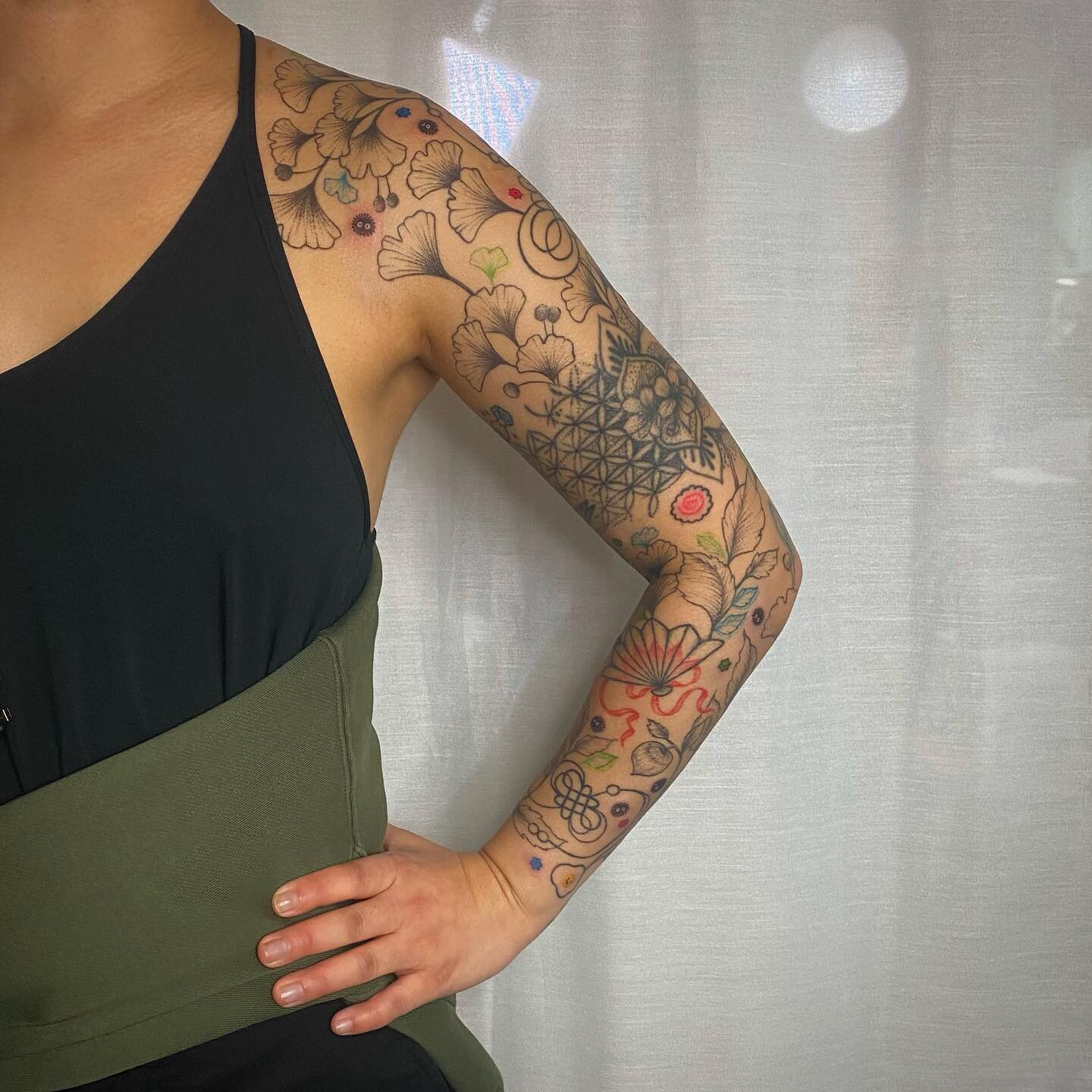 IG photos will never do a sleeve justice, but behold! A mostly healed chaos filler sleeve on one of my sweetest clients that I finished literally months ago and am now just getting around to sharing :)

Half freehand, half stenciled - swipe to end to