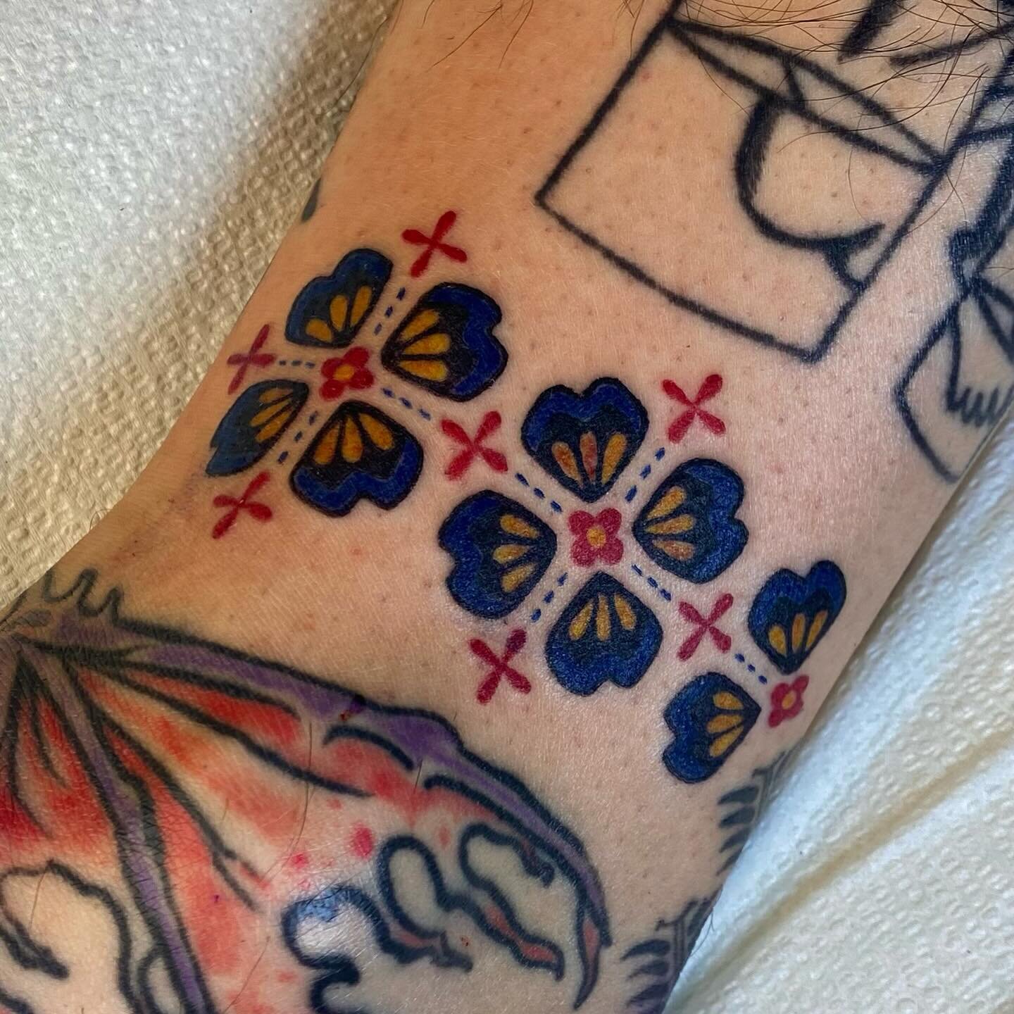 Ornamental gap filler based on Romanian embroidery patterns for @spooky_skeleton_wizard 🙇🏻💖

Books are open for flash &amp; custom hmu for cool tat tyyyyyy 😌✨
.
.
.
#vancouvertattoo #vancouvertattooartist  #vancouver #qttr #queertattooartist #con