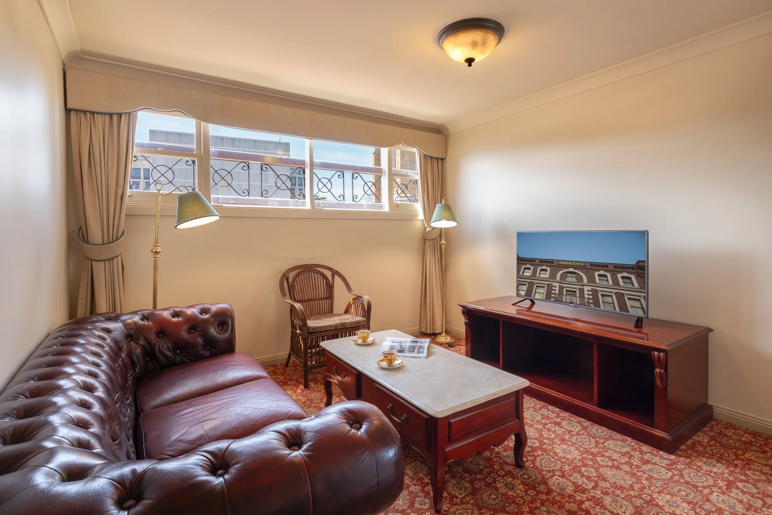 Executive Suite living room close to the city and waterfront