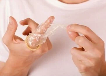How does emergency contraception work?
