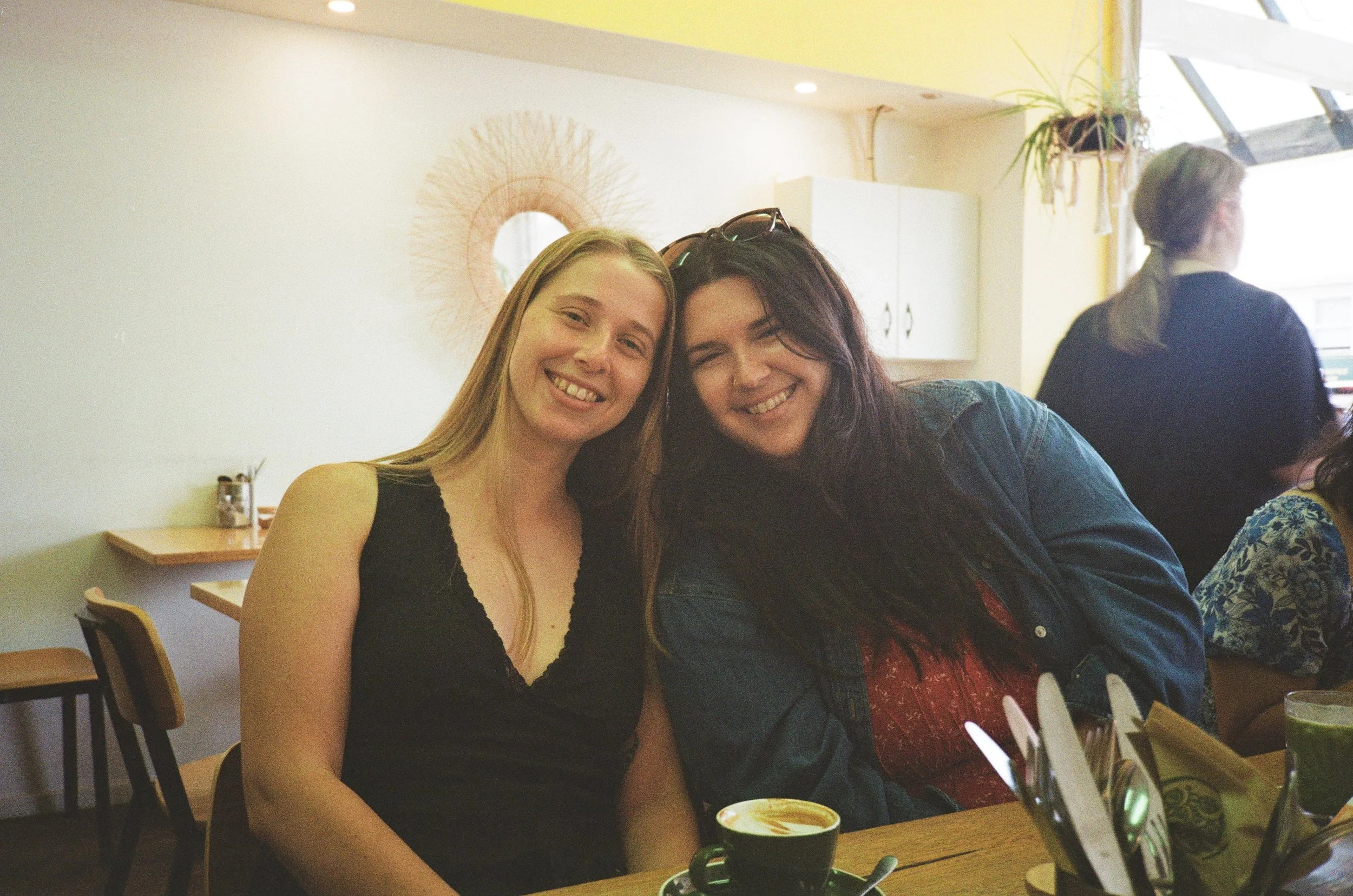 (Tauranga) - The day before the wedding, all the girls got our nails done and then had brunch. In the photo is Christina and one of her college friends Maddie.