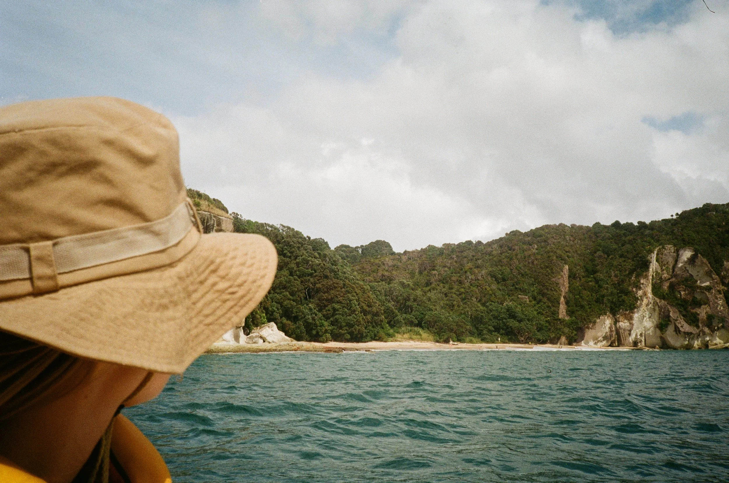 (Cooks Beach) - We took a boat trip to Cathedral Cove (the famous picture from all the windows desktops) 