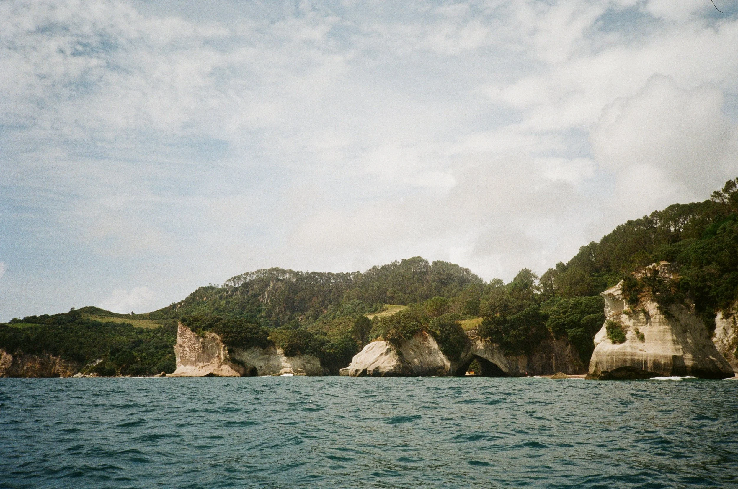 (Cooks Beach) - We took a boat trip to Cathedral Cove (the famous picture from all the windows desktops) 