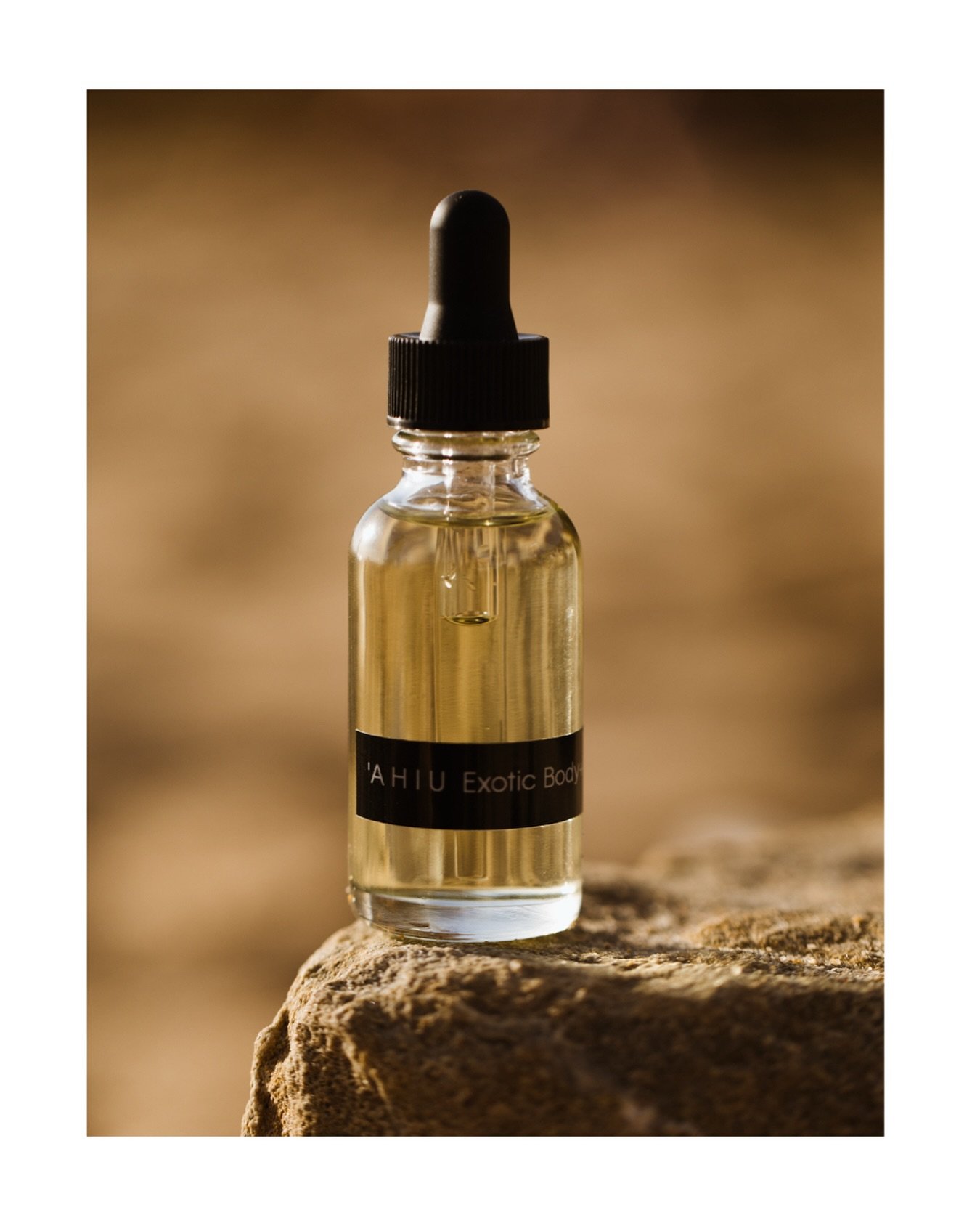 &lsquo;ĀHIU~ Warm &amp; unforgettable 
This blend of Hawaiian sandalwood, ylang ylang, and cardamom restores moisture while grounding the senses.
It&rsquo;s deep, earthy, and a little addictive,  like the air after a tropical storm.