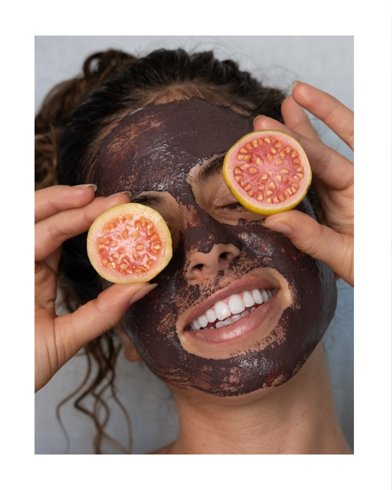 If glow had a recipe, &lsquo;Alohi would be it 🌺 
hibiscus, clay, rose, Vitamin C~ MAGIC~
⠀⠀⠀⠀⠀⠀⠀⠀⠀
Order by TOMORROW to receive your gifts by December 24 ✨