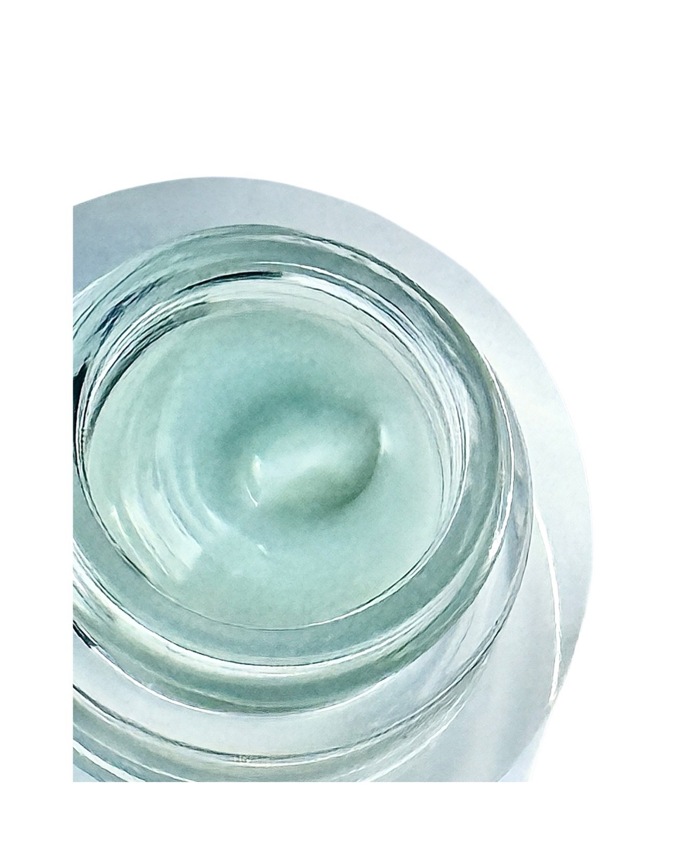 Did you know KAI is made for winter too?
Wild comfrey, cucumber seed, and chamomile help calm redness from wind and cold. A whisper of beeswax creates a breathable barrier, locking in hydration while skin recovers from the elements- soothing, and dee