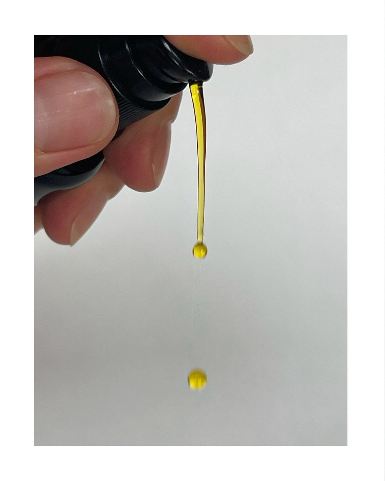 Liquid gold ✨ 
Cold-infused botanicals suspended in rich manoi.
Antioxidant support, barrier reinforcement, and a luminous finish one precise drop at a time.✨