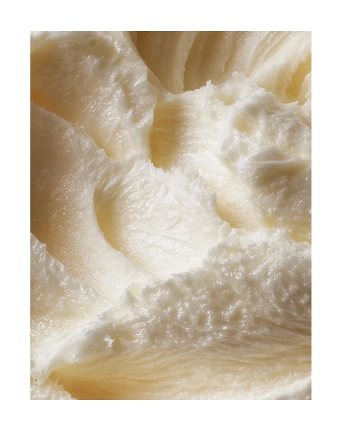 Shea butter, slow-melting and deeply softening.
Comfort for winter-dry skin🤍
Experience it in our AWAKE Body Butter.