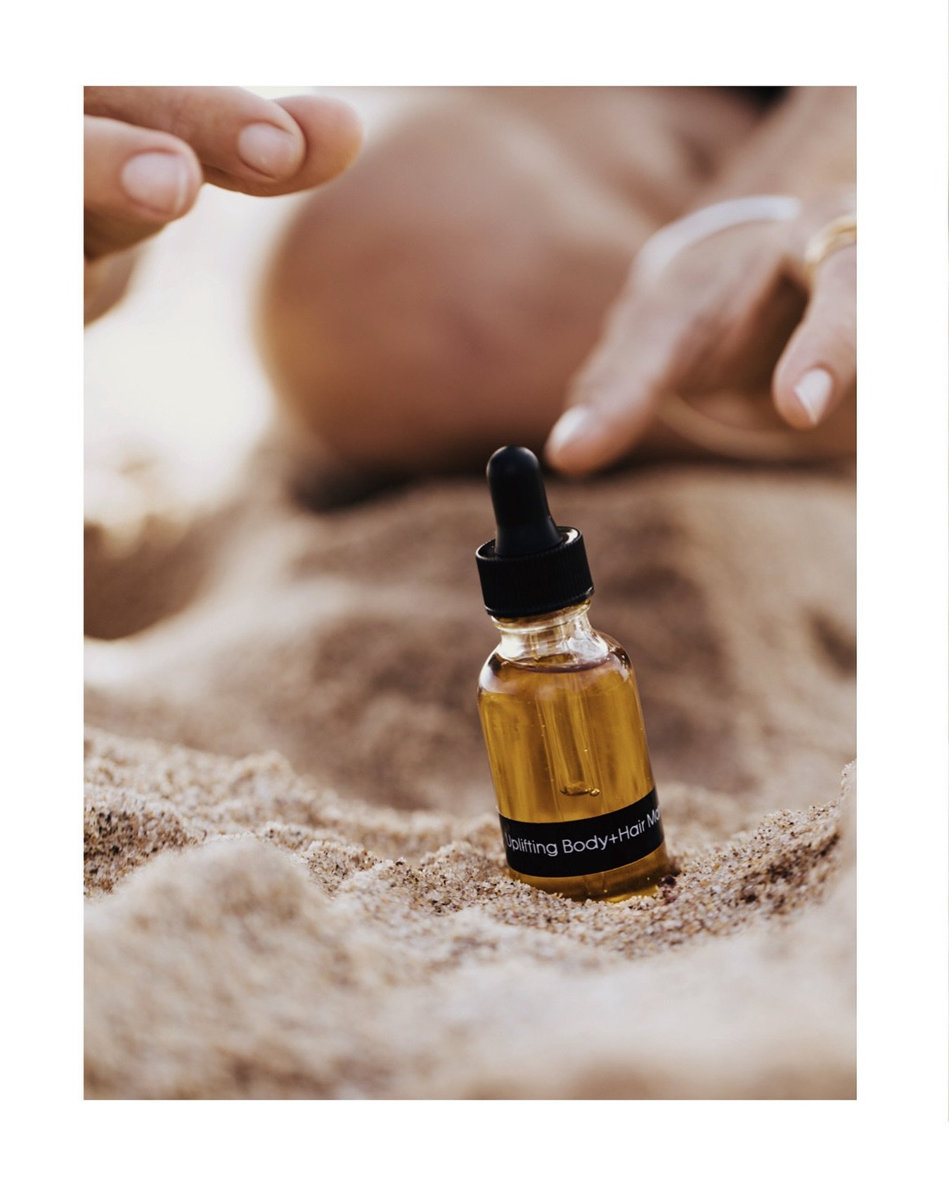 Infused with nutrient dense Hawaiian oils and aromatic florals.
Mano&rsquo;i nourishes sun warmed skin, smooths sea tangled hair, and leaves a satin finish that feels effortless and alive✨