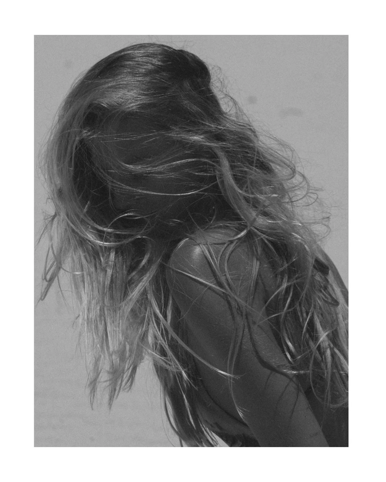 flowing hair stands at the shoreline, 
embraced by soft winds and warm sunlight🤍