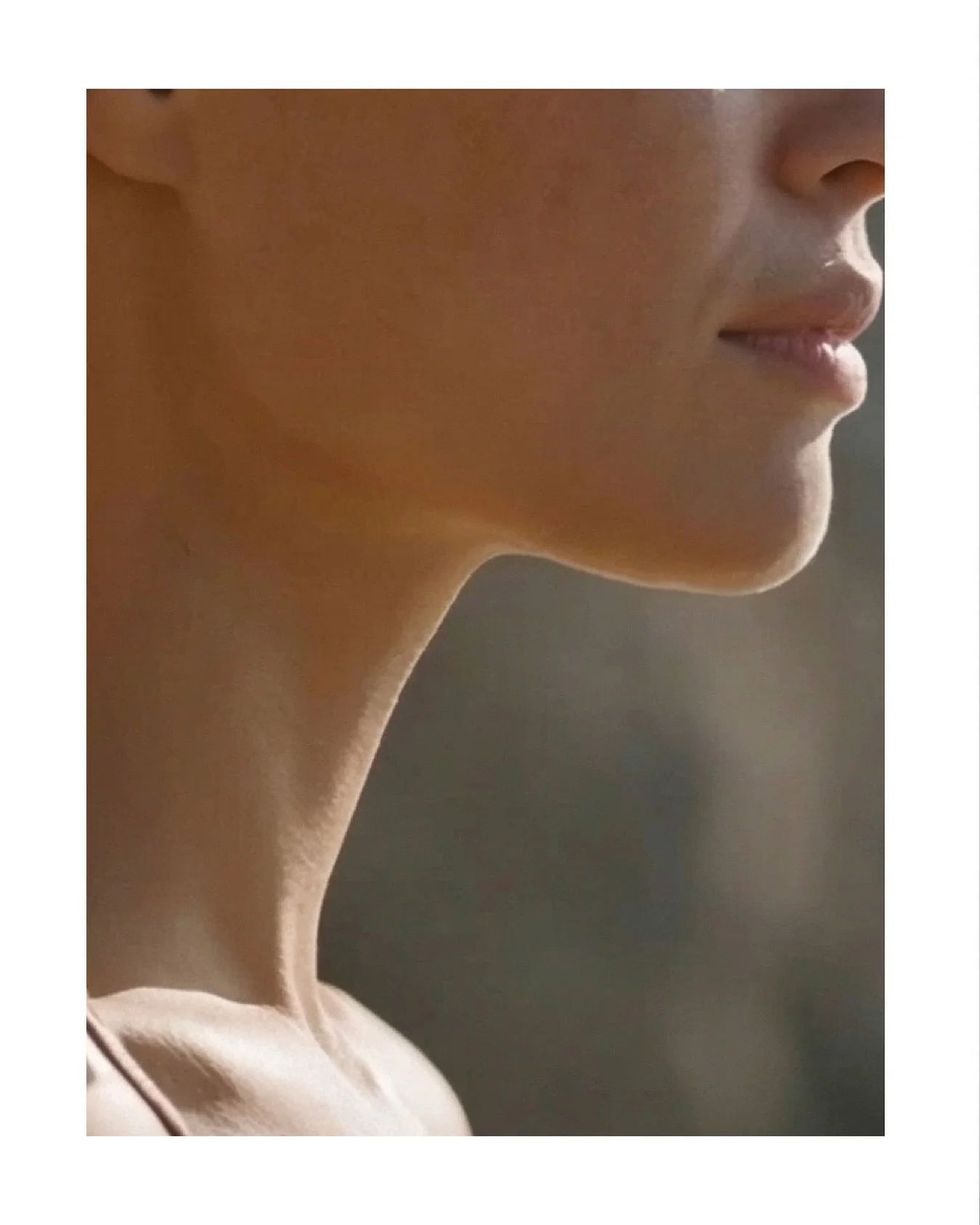 The neck ~  where sun damage and dehydration show first.
Thin skin, constant movement, daily sun exposure 🫠 
Extend your ritual beyond your chin line.