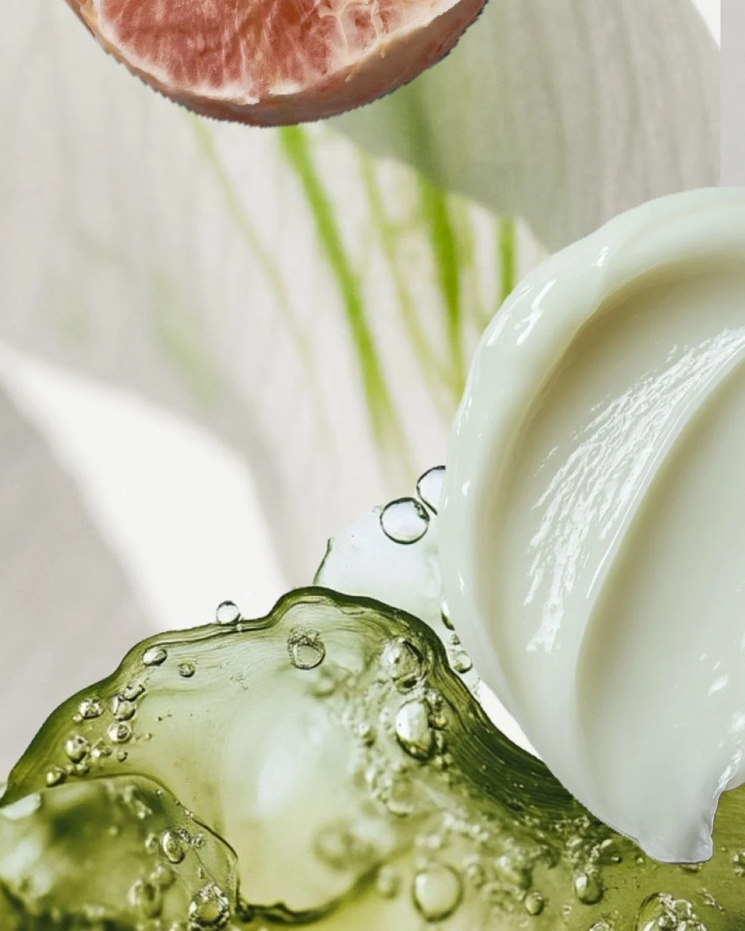 Cool, plush, and mineral soft.
MALIE melts over the skin with algae, hyaluronate, and snow mushroom to leave the complexion calm, quenched, luminous.
