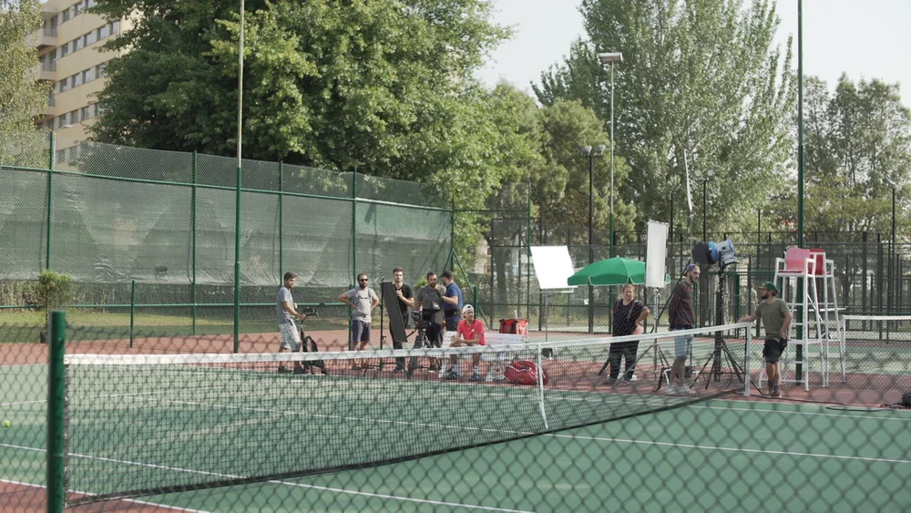 BTS — setup de filmagem em court de ténis