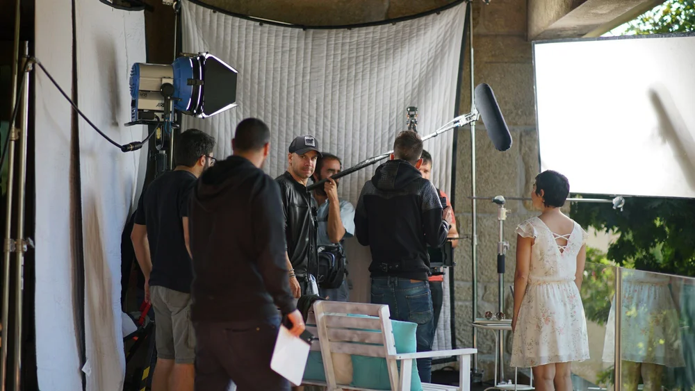 BTS — set exterior com difusão, boom e equipa em ação