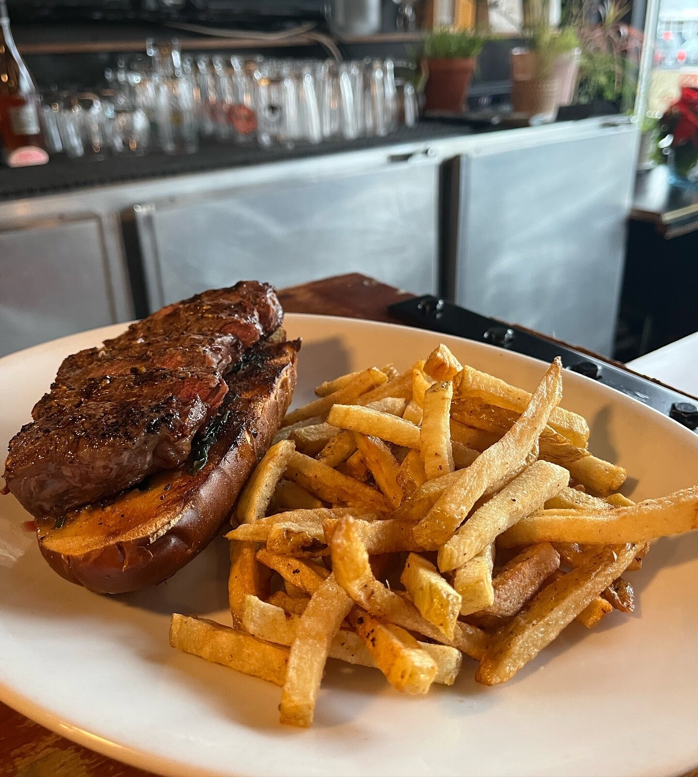 Steak Sandwich 🥩
~ 7oz striploin grilled to your liking, served on a garlic pretzel bun with your choice of side ~