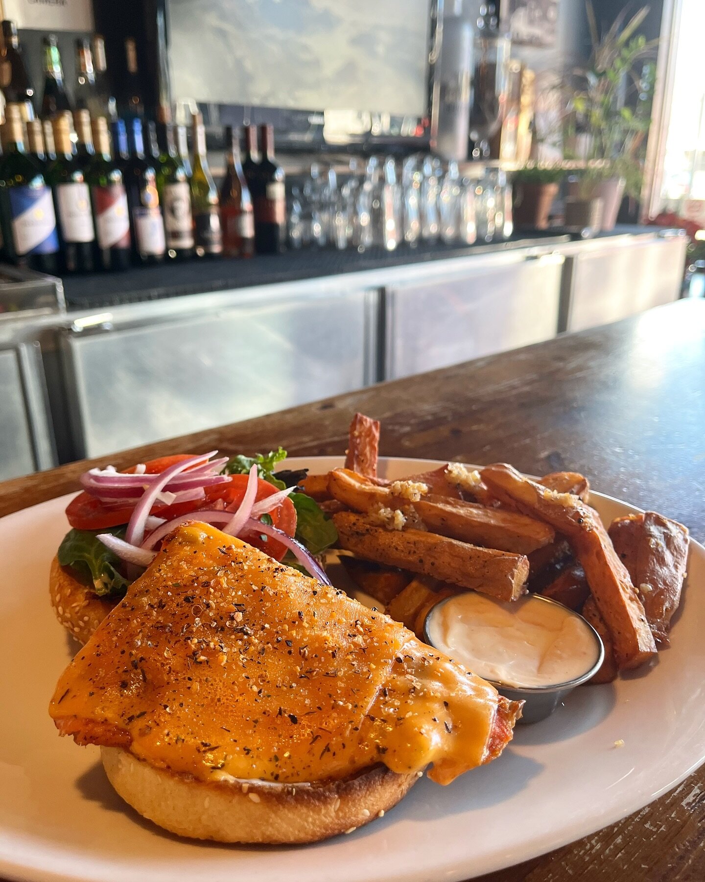 Wild Salmon Burger🐟
~ served with your choice of fries or house salad, or upgrade to garlic sweet potato fries with chipotle mayo as shown! ~
