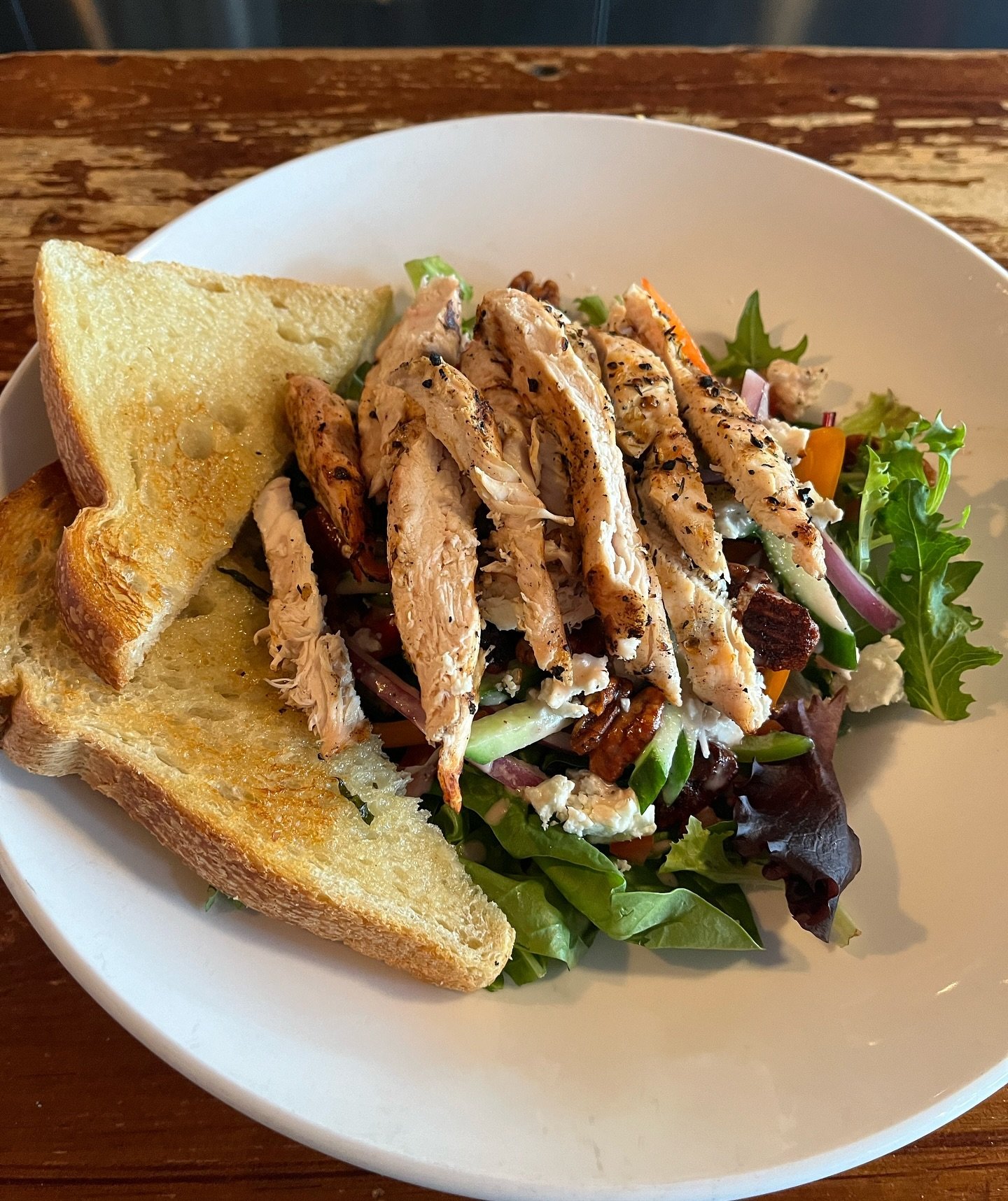 Tipper Big Salad 🥬
~ spring mix, avocado, sweet peppers, red onion, cucumber, reggiano cheese, tomato, in-house candied pecans ~ 

[image shows a STAFF meal: no avocado, sub feta, add chicken and garlic sourdough bread $2.99]