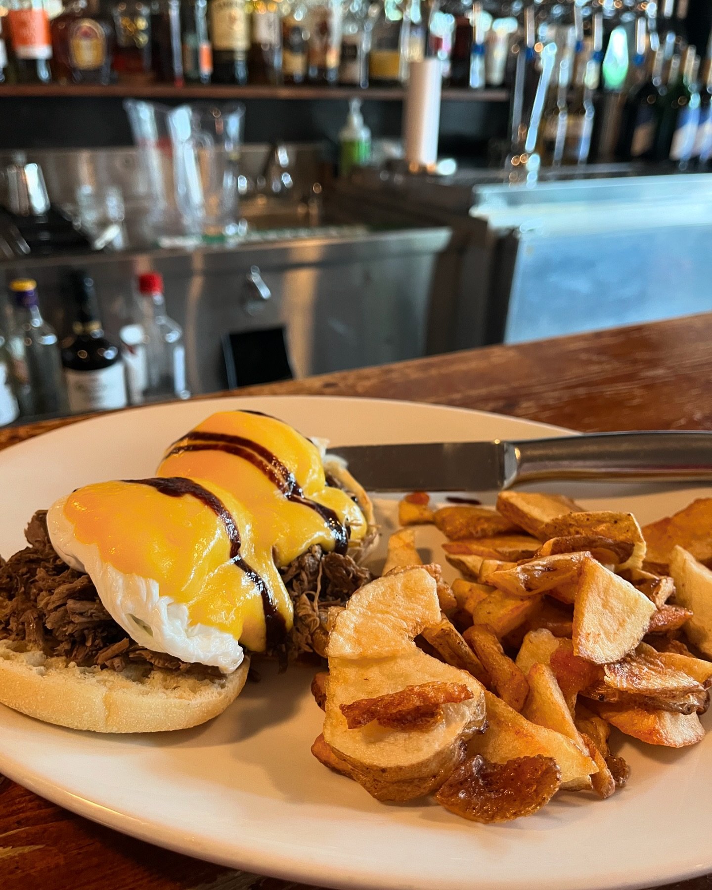 BBQ Braised Beef Benny 🍳

~English muffin topped with braised beef, barbecue sauce, 2 poached medium eggs and fresh hollandaise~

Eggs Benedict are offered on Saturdays and Sundays from ~10am to when we sell out (which has recently been before noon,