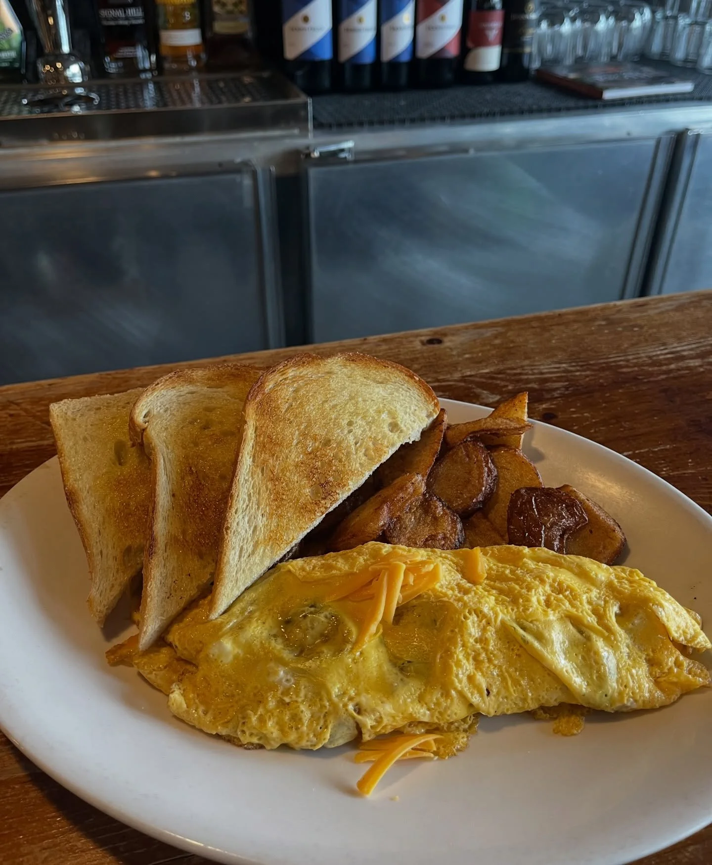 NEW!! Veggie &amp; Cheese Omelette🧅🫑🍄&zwj;🟫🍳🧀
Saut&eacute;ed mixed bell peppers, red onion, and mushrooms with your choice of Swiss, cheddar, or feta cheese inside. Served with our hand-cut, twice-fried breakfast potatoes and toast!