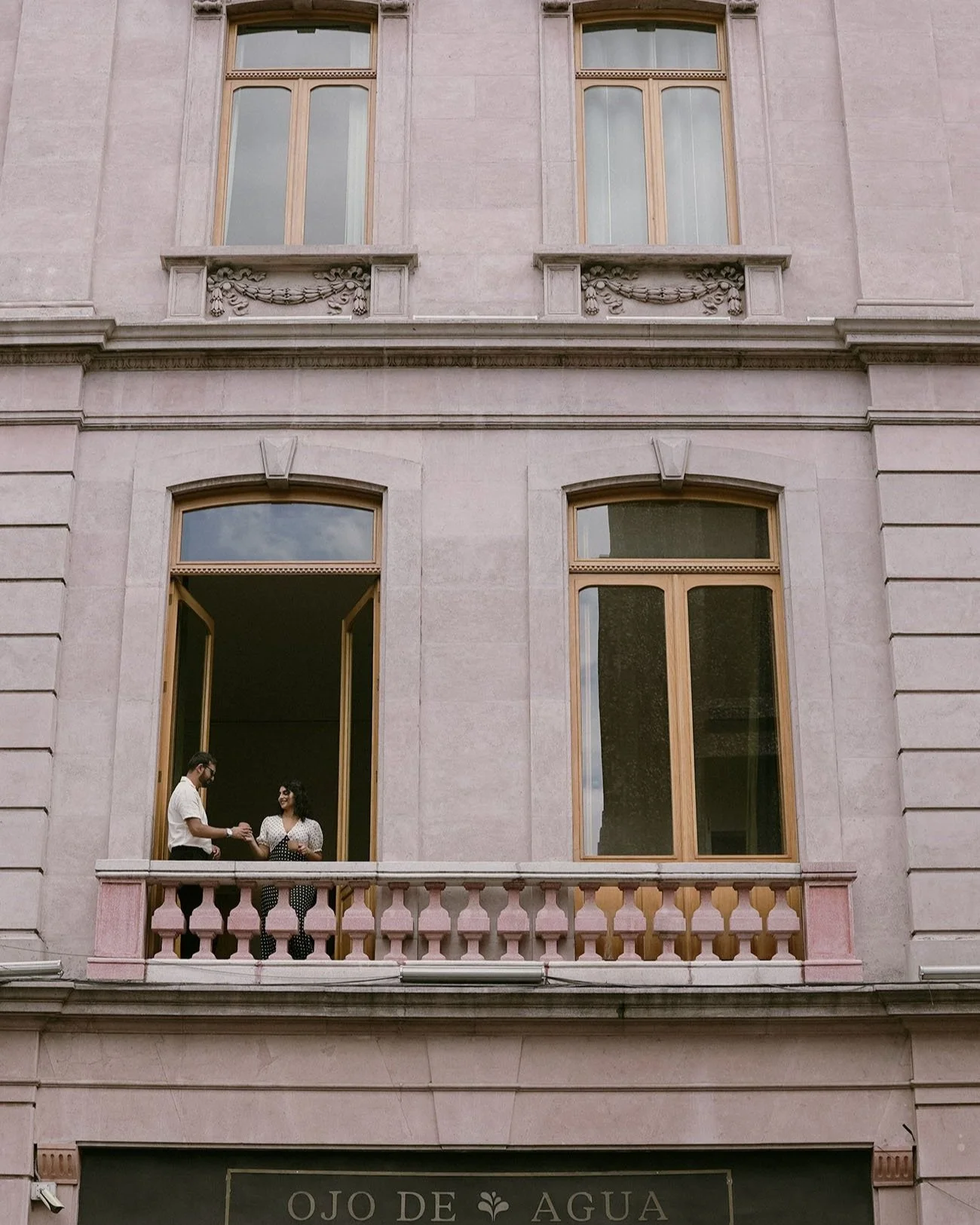 Romantic and Nostalgic Anniversary Photoshoot in the historical center of Mexico City