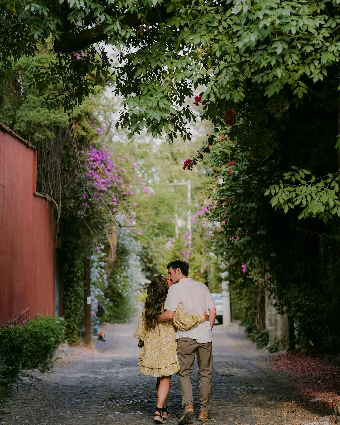 🌸Romantic and cinematic couple photoshoot in Mexico City , blooming bugambilias , cobblestone streets, and a love that moves gently through it all.
Mexico City feels like a dream &mdash; and this couple made it even softer.
If you&rsquo;re dreaming 