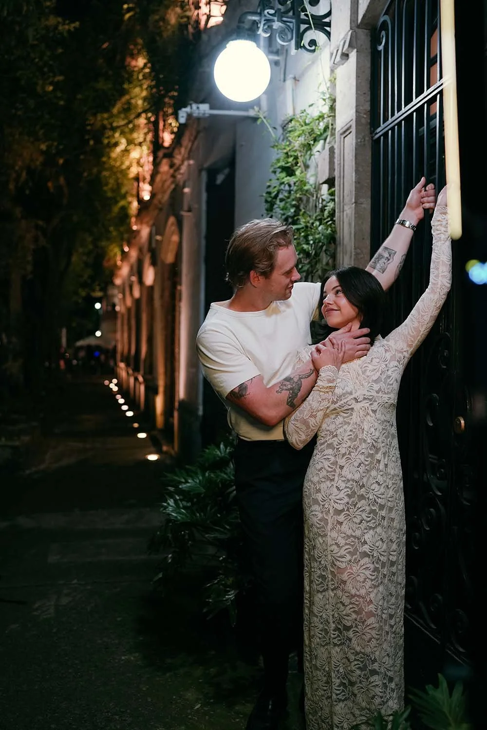 CINEMATIC NIGHT MEXICO CITY COUPLE PHOTOS IN BOHEMIAN ROMA NORTE55.jpg