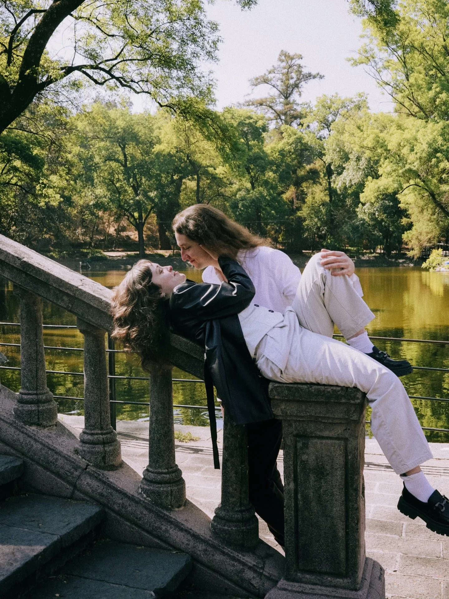 Do you believe in love? Romantizando mis sesiones de fotos.🥹
.
.
.
#mexicoengagement #mexicocityphotographer #wearecinewood #lookslikefilms #bosquedechapultepec 
engagementphotoshoot, mexicoengagement,film style photography,35film,saverhedatephotos,