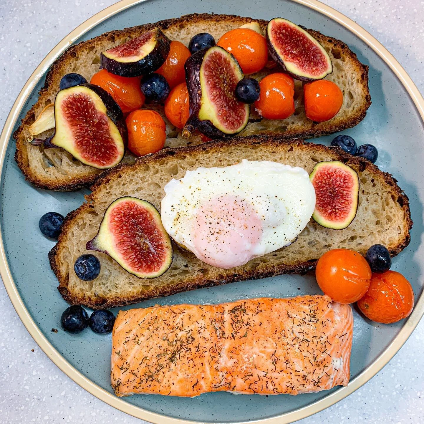 Homemade healthy brunch 🥗
自分で作った健康的なブランチ

&bull;sourdough toast サワードウトースト
&bull;pan-fried salmon 焼き鮭
&bull;poached egg 落とし卵　ポーチドエッグ
&bull;fresh figs &amp; blueberries 新鮮な無花果(いちじく)とブルーベリー
&bull;cherry tomatoes チェリートマト

Delish 美味しい❣️